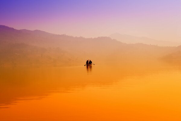 Nebel über einem See inmitten von Hügeln