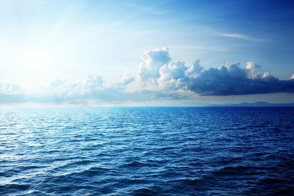 Mar dei Caraibi blu e nuvole