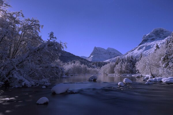 Zimowa górska rzeka w Norwegii
