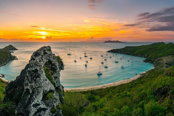 Hermoso amanecer en la playa de la bahía