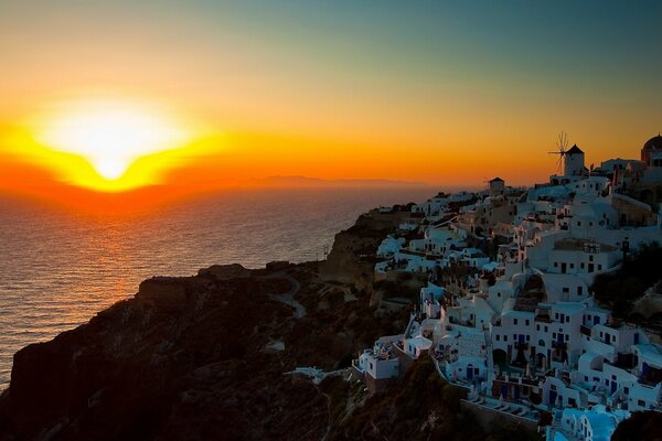 Puesta de sol en el mar Egeo. Grecia