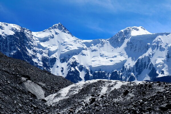 Beaux sommets enneigés des montagnes