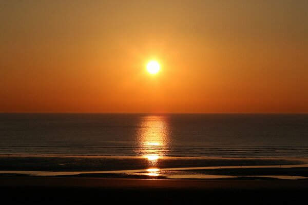 Sonnenuntergang am Meer Hintergrund