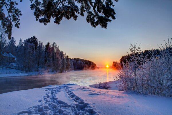 Hermosa puesta de sol de invierno cerca del río