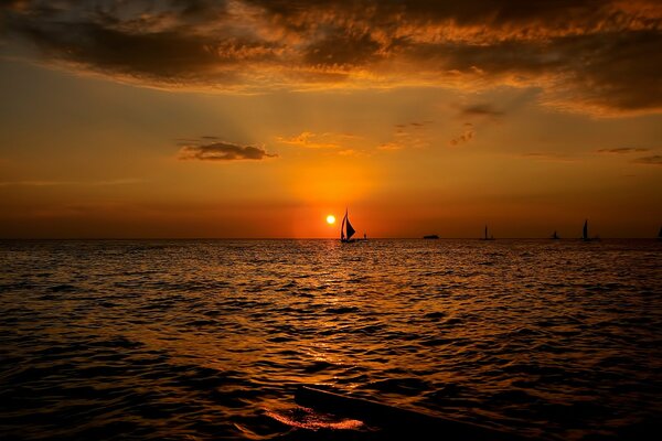 Bateau au coucher du soleil. Paysage marin