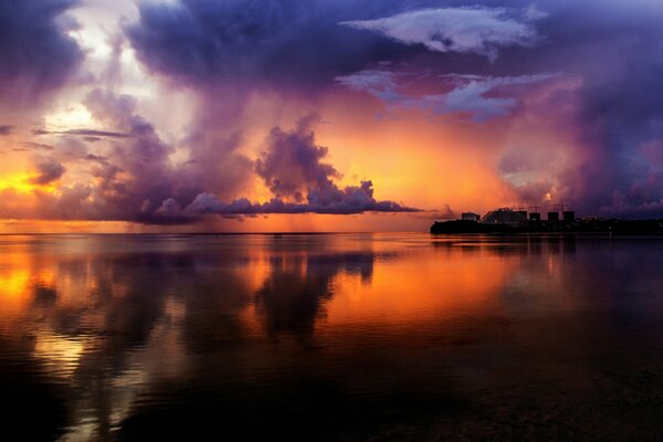 Beau coucher de soleil sur la mer