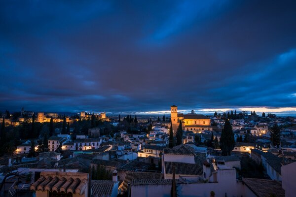 Cielo azul de la noche sobre la ciudad