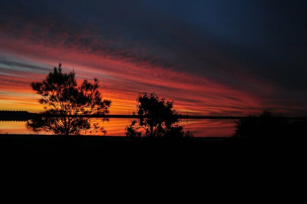 Bellissimo tramonto sul lago al tramonto