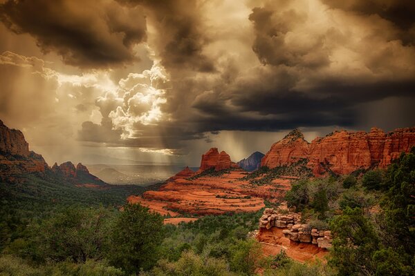 Die Sonne durch den Sturm über der Wüste von Arizona