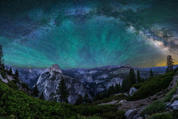 Imagen del parque nacional por la noche, cielo azul estrellado en California