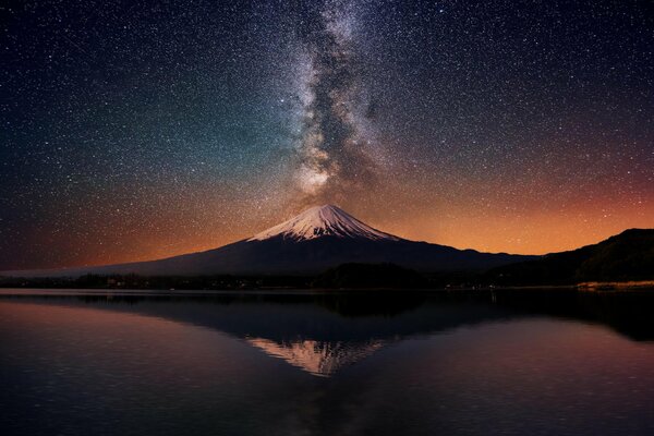 La vía láctea en el cielo. Volcán de nueva Zelanda