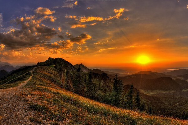 Goldener Sonnenuntergang über den Gipfeln der Hügel