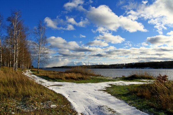 Die Landschaft Russlands im späten Winter