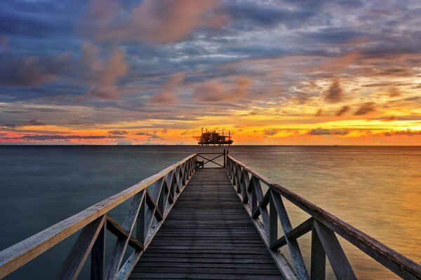 Pier bei goldenem Sonnenuntergang auf der Plattform