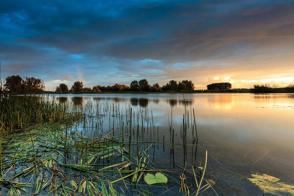 Lago en el fondo de una hermosa puesta de sol