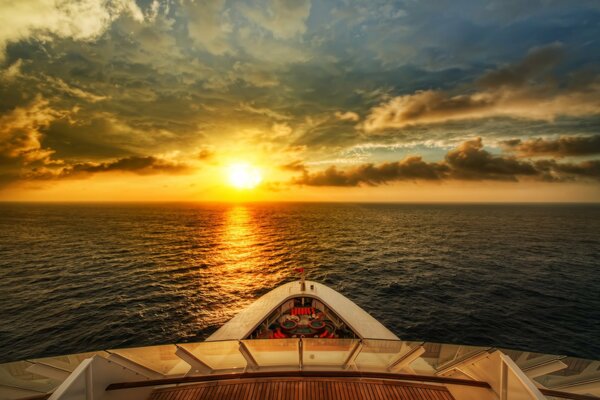 Nez du navire et reflet du coucher de soleil dans la mer