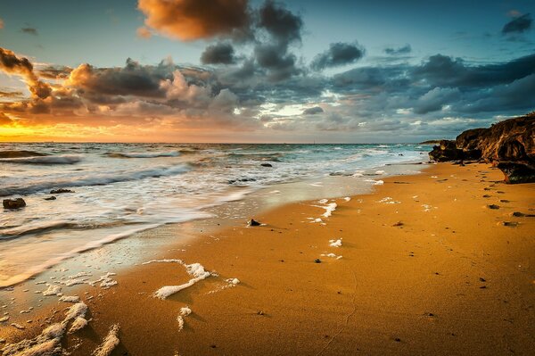 Costa desierta y olas del mar