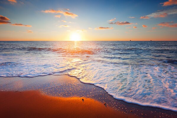 Hermosa puesta de sol en la playa