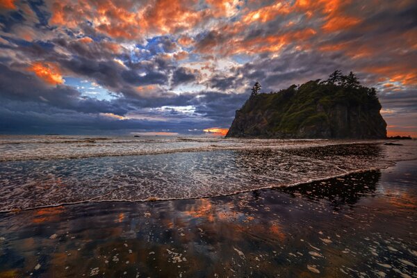 Spiaggia sullo sfondo di rocce e tramonto