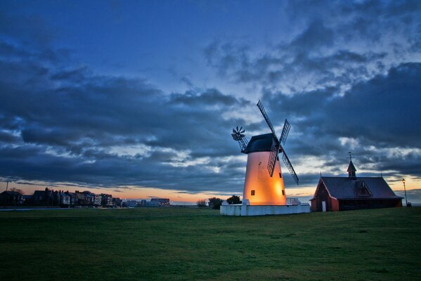 Moulin à vent en Angleterre au crépuscule