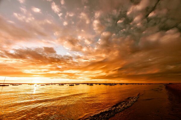 Hermosa puesta de sol sobre el lago