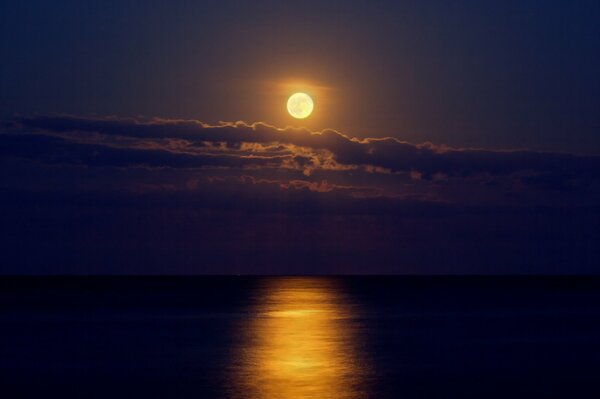 Lune dans la nuit sur la mer