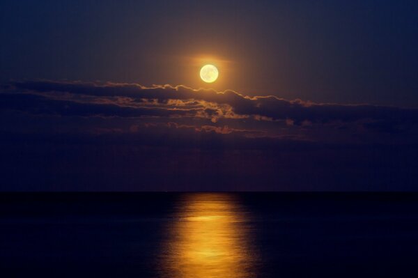 Луна ночью на море
