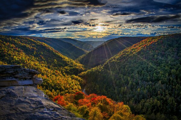 Hermosa vista de las montañas de otoño cuando hace buen tiempo