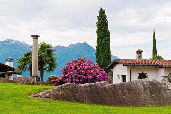 Paesaggio di montagna con colonne e palme sullo sfondo della casa