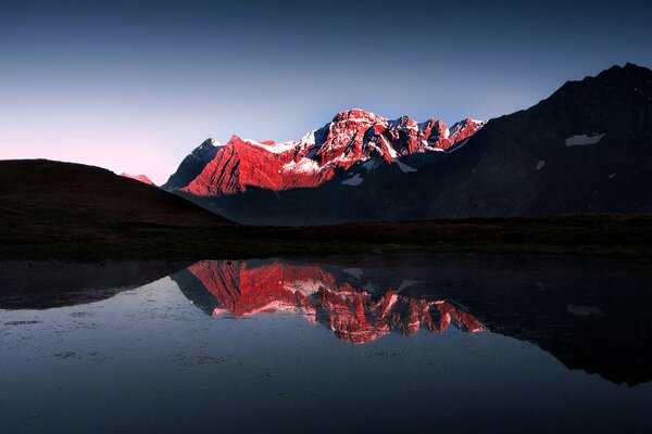 Lumière et obscurité sur le lac et les montagnes