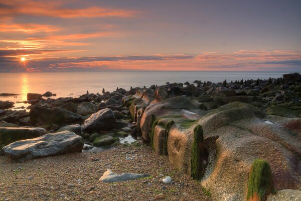 Große Steine am Strand bei Sonnenaufgang