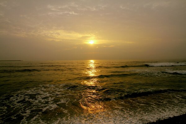 Pequeñas olas en el fondo de la puesta de sol