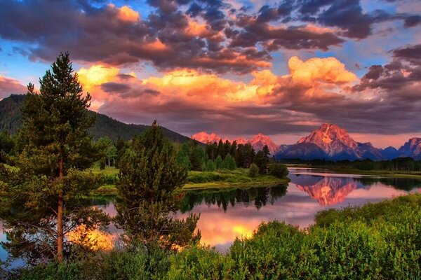 Beau coucher de soleil affiché dans le lac