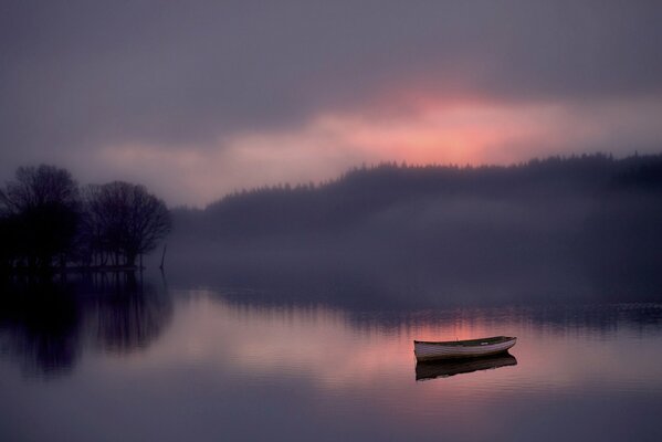 Nebel während der Morgendämmerung Boot See