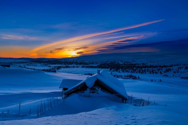 Lever du soleil dans le village en hiver