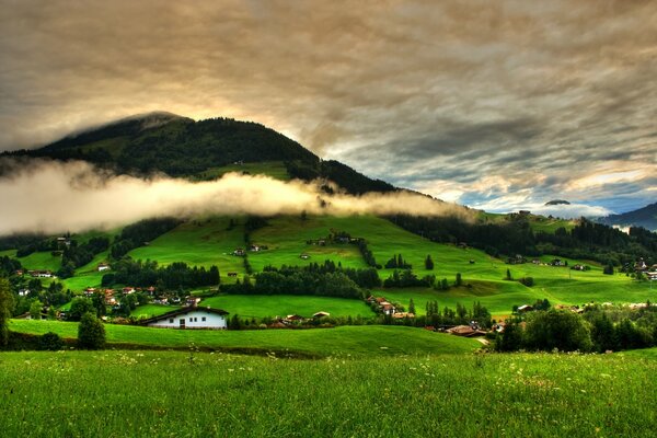 Muy hermosa montaña y campo