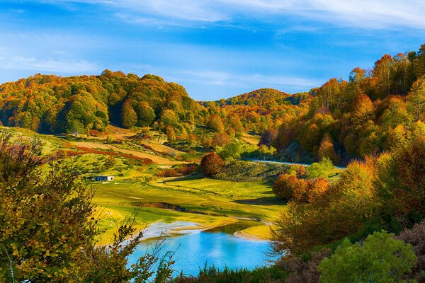 Herbstlandschaft mit einem Bild von Wäldern, Flusshügeln