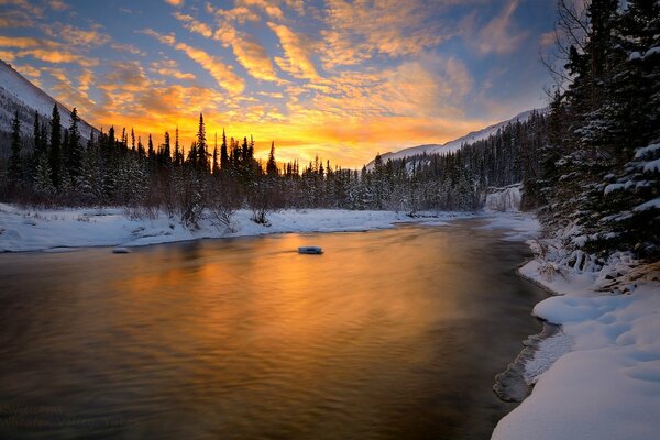 Beaux nuages pendant le coucher du soleil en hiver