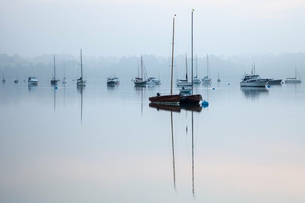 Boote am See am frühen Morgen