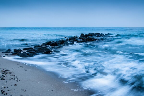 Acque tempestose del mare scuro