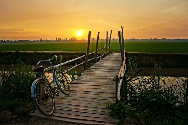 Un recuerdo de la infancia del pueblo en bicicleta y el puente sobre el río