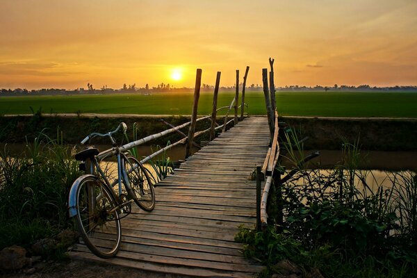 Un ricordo dell infanzia del villaggio in bicicletta e del ponte sul fiume