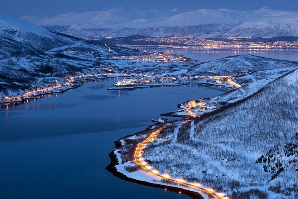 Ville nocturne de Tromsø en Norvège dans les lumières et dans la neige