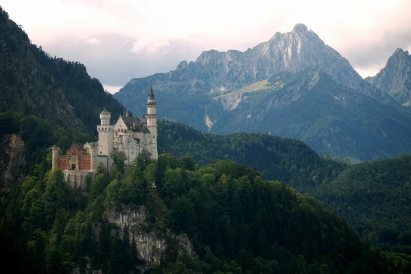 Eine alte Burg in den Bergen Deutschlands