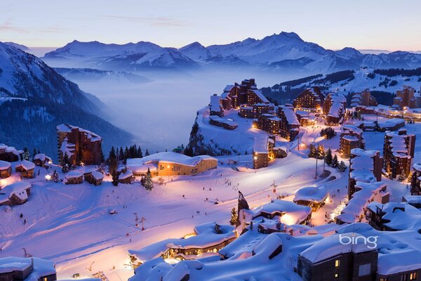 Luci allettanti di una città di montagna in inverno