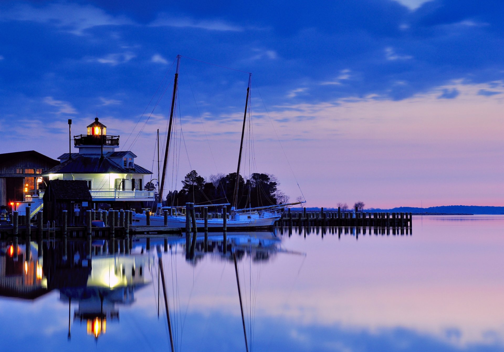 états-unis maryland phare soirée coucher de soleil bleu lilas ciel nuages eau baie réflexion