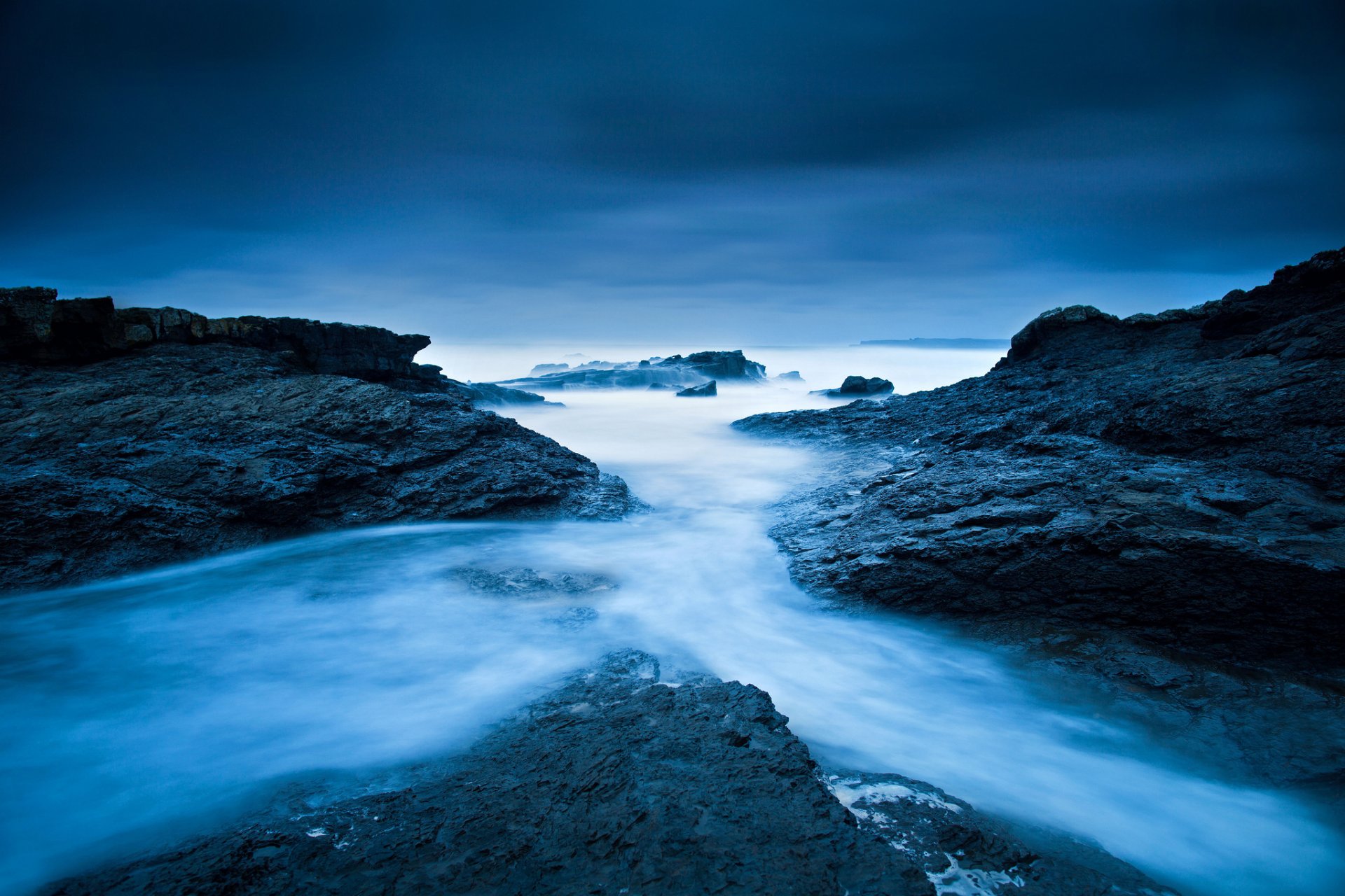 irlanda claire puerto español océano atlántico mar océano corrientes agua rocas exposición cielo tonos azules invierno costa frío hopkins foto