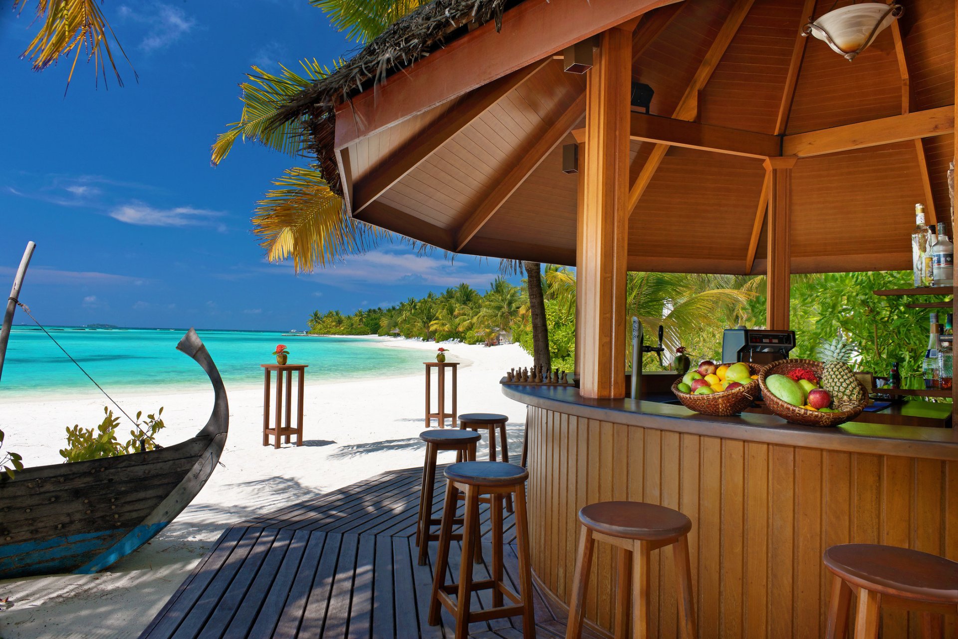 mare tropici oceano spiaggia sabbia palme isola bar bancone bar sedie frutta barca