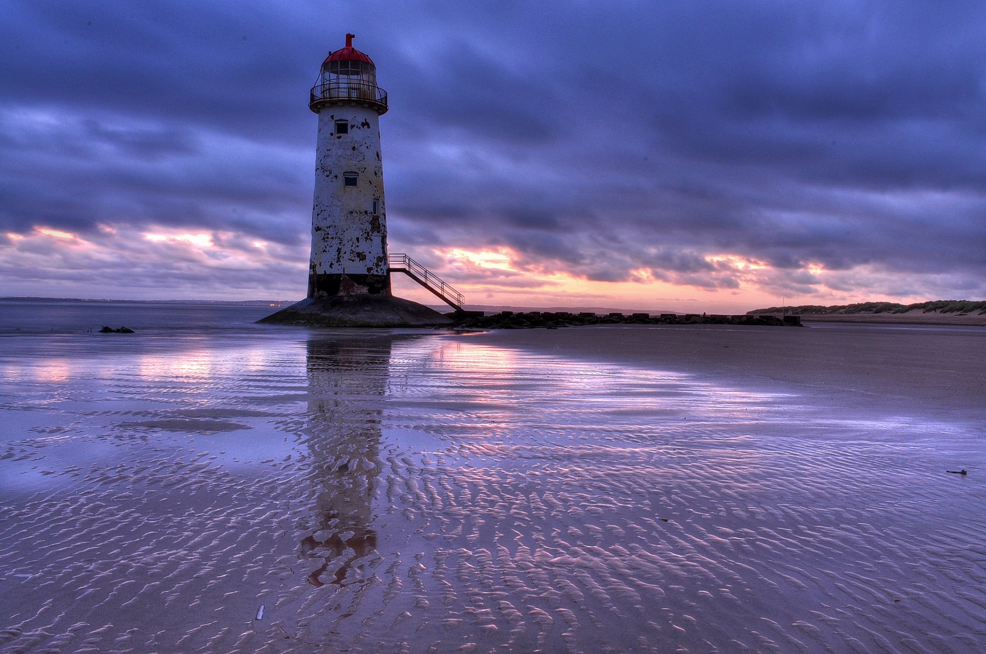 royaume-uni pays de galles phare mer côte sable soir coucher de soleil lilas ciel nuages