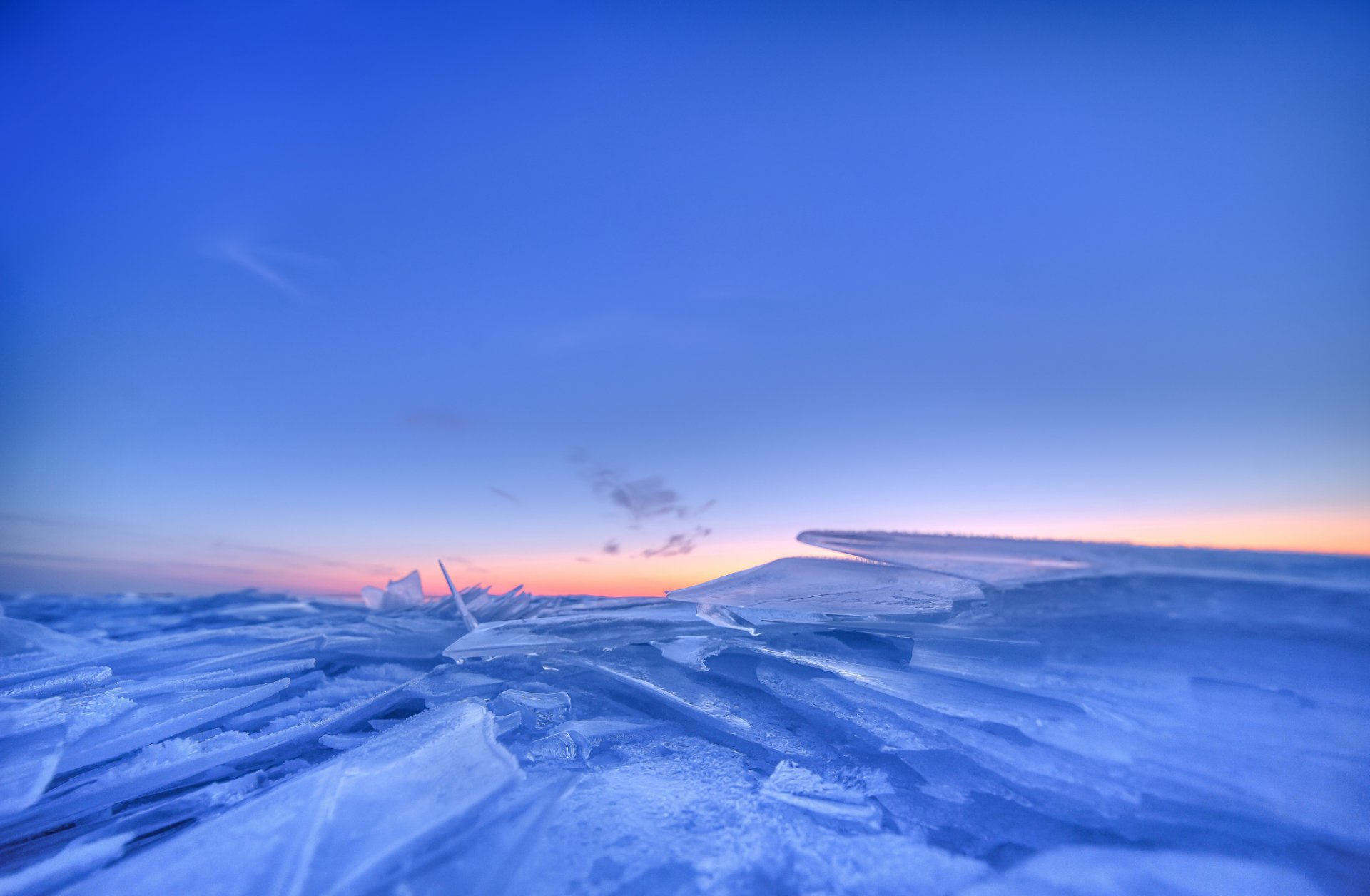 svezia mattina inverno lago ghiaccio banchi di ghiaccio blu cielo